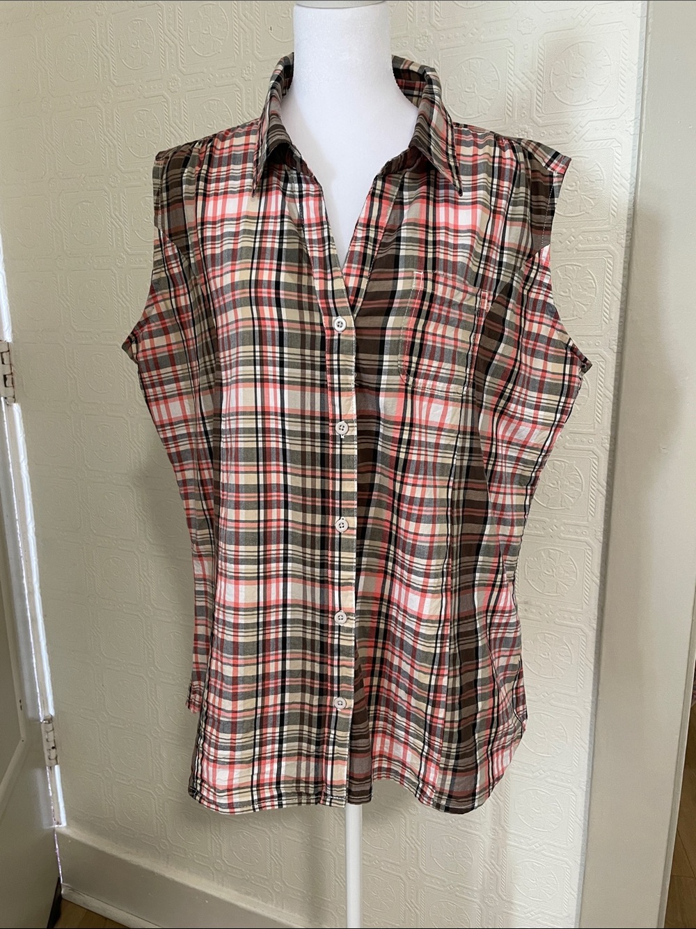 Women’s Sleeveless Plaid Button-Down Shirt in Brown and Pink